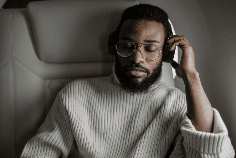 Nghe nhạc giúp tinh thần thoải mái, cơ thể thả lỏng, từ đó giúp vòi Eustache dễ mở hơn, giảm ù tai (Nguồn: Pexels)